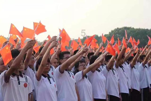 女明星在出席活动时,为什么喜欢穿暴露的服装?